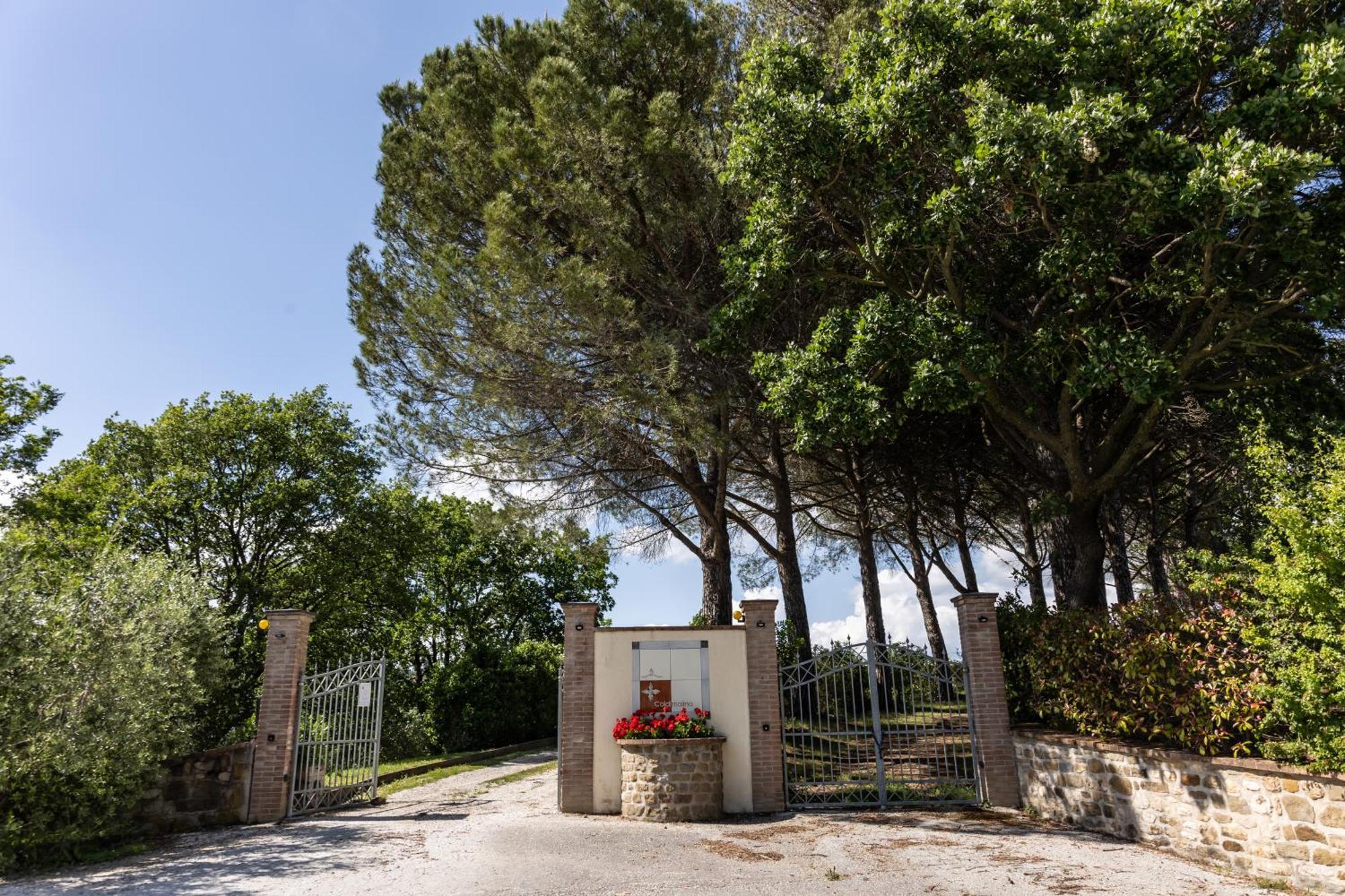 Tenuta Borgo San Michele Губио Екстериор снимка